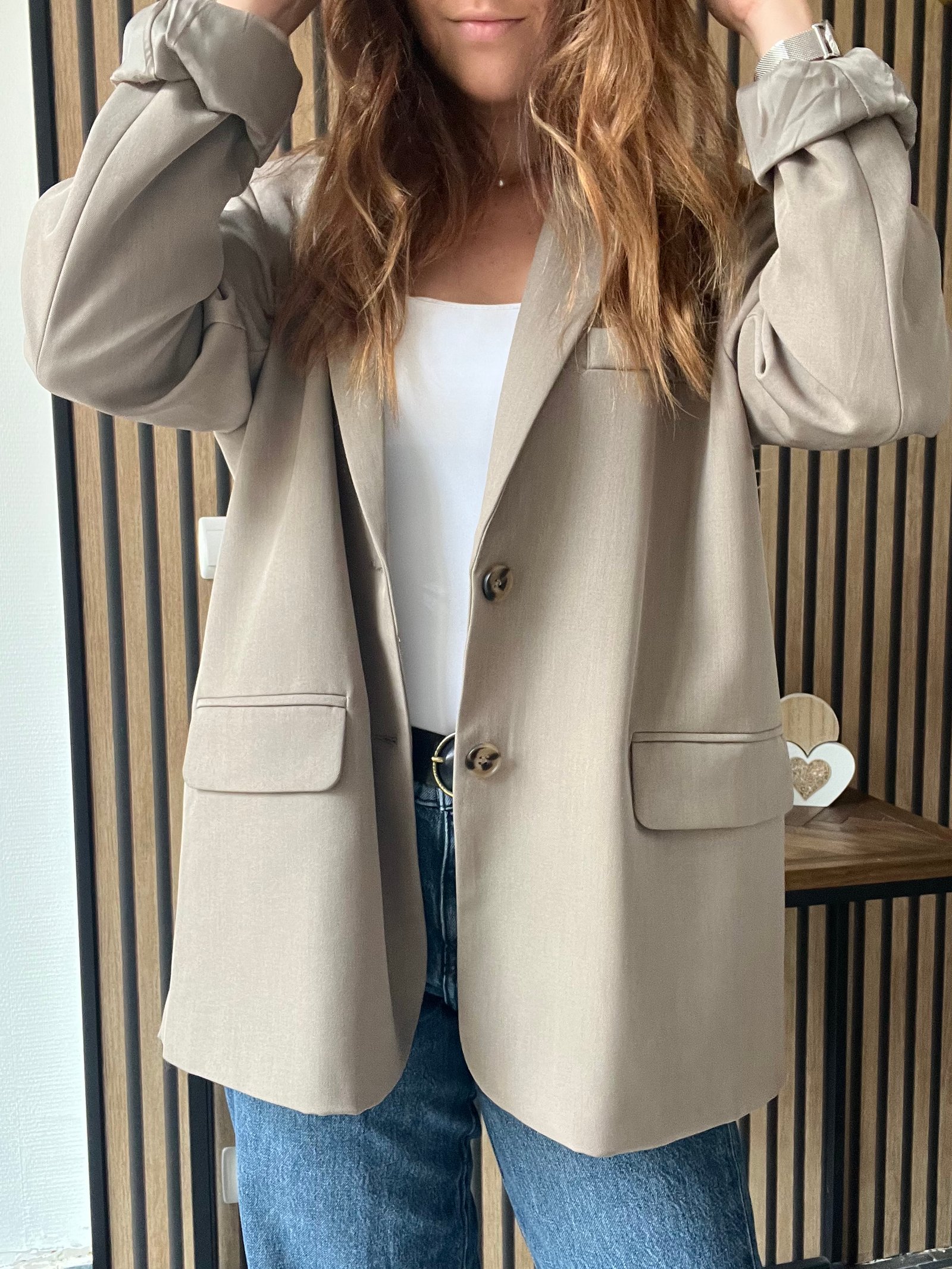 Un jean bleu, trois tenues : une seule pièce pour trois styles différents