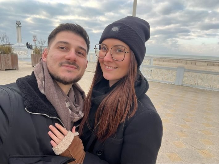 Calista et Anthony en promenade sur le front de mer du Touquet-Paris-Plage